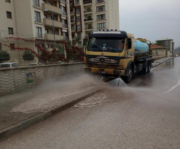 Körfez’de Cadde Ve Sokaklar Yıkanıyor