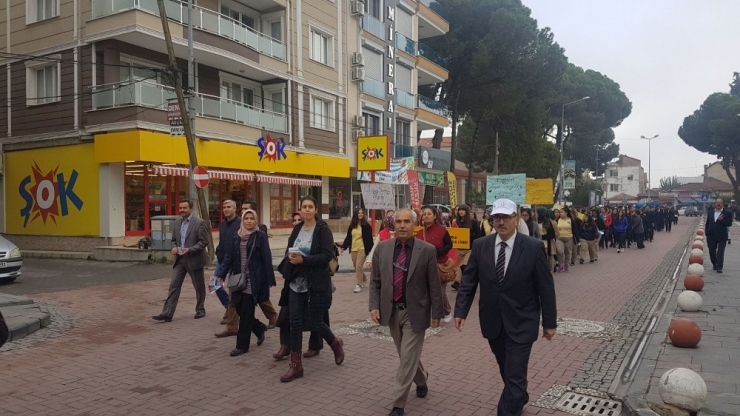 Kula’da Öğrenciler Sağlıklı Yaşam İçin Yürüdü