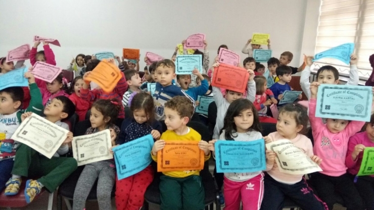 4 Yaşındaki Çocuklar Okuma Yazma Öğrenmeden Kodlamayı Öğreniyor