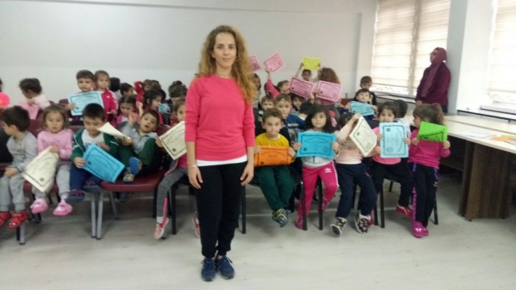 4 Yaşındaki Çocuklar Okuma Yazma Öğrenmeden Kodlamayı Öğreniyor