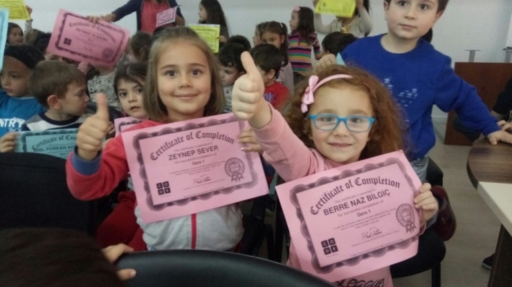 4 Yaşındaki Çocuklar Okuma Yazma Öğrenmeden Kodlamayı Öğreniyor