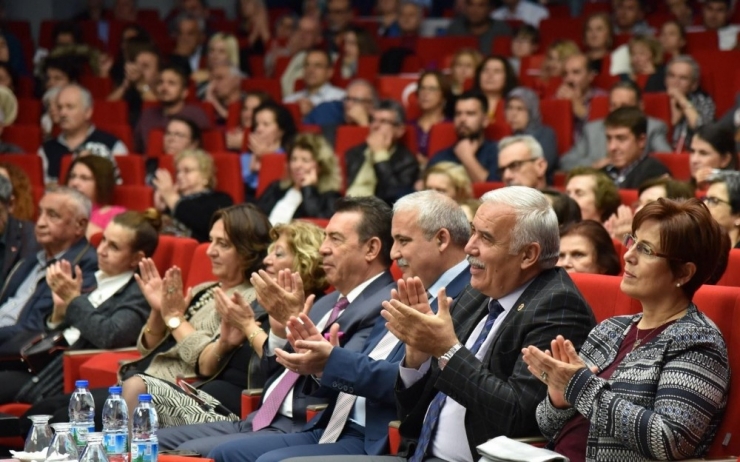 Manisa Büyükşehir Tsm Korosunun Cumhuriyet Konseri Büyüledi