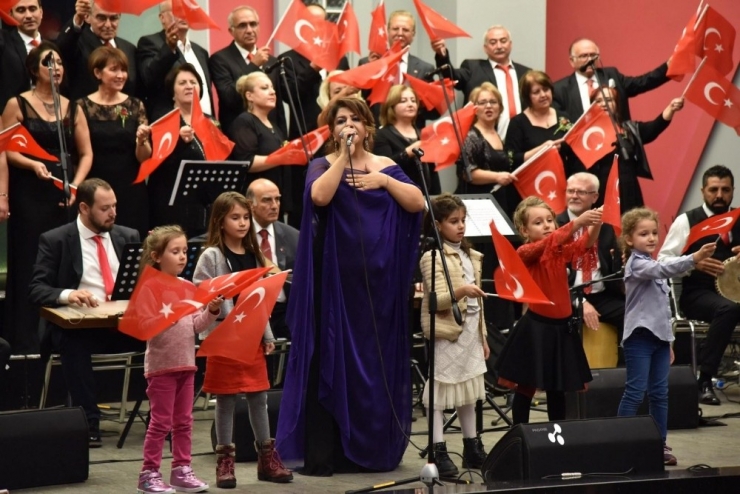 Manisa Büyükşehir Tsm Korosunun Cumhuriyet Konseri Büyüledi