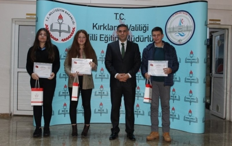 Kitap Okuma Yarışmasında Dereceye Giren Öğrenciler Ödüllendirildi.