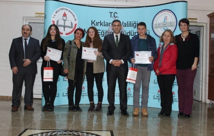 Kitap Okuma Yarışmasında Dereceye Giren Öğrenciler Ödüllendirildi.