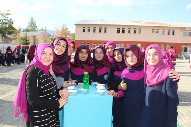 İmam Hatipli Kızlara Aşure İkramı