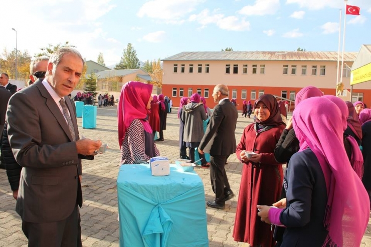 İmam Hatipli Kızlara Aşure İkramı