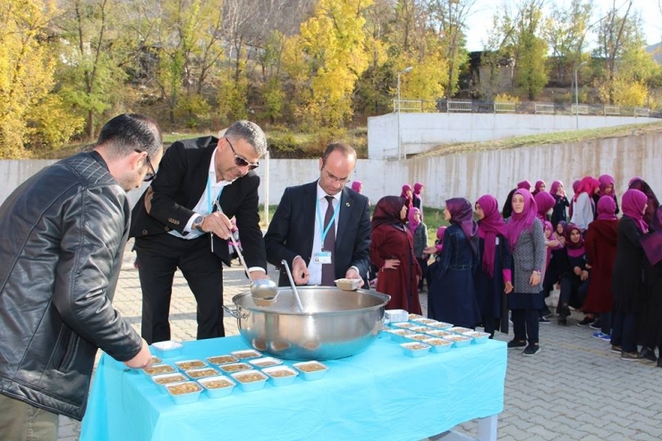 İmam Hatipli Kızlara Aşure İkramı