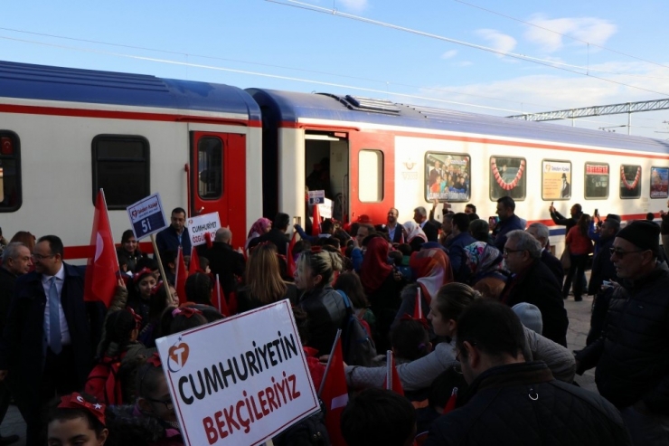 Tekden Cumhuriyet Eğitim Treni Sivas’a Uğurlandı