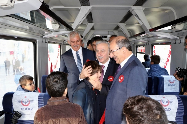 Tekden Cumhuriyet Eğitim Treni Sivas’a Uğurlandı
