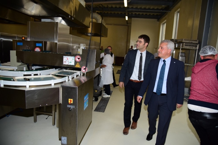 Rektör Gündoğan Yeni Yemekhanede Öğrencilerle Öğle Yemeğinde Bir Araya Geldi