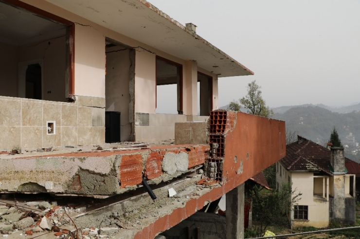 Rize’de Köprülü Köyü Sakinleri Diken Üstünde