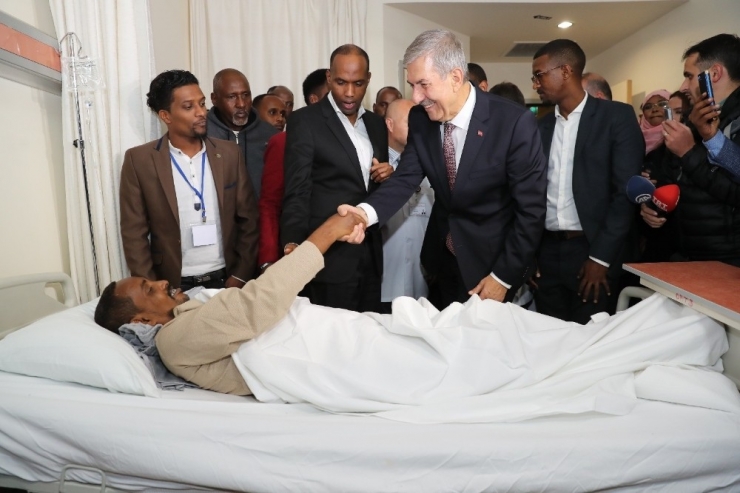 Sağlık Bakanı Demircan, Somalili Yaralıları Ziyaret Etti