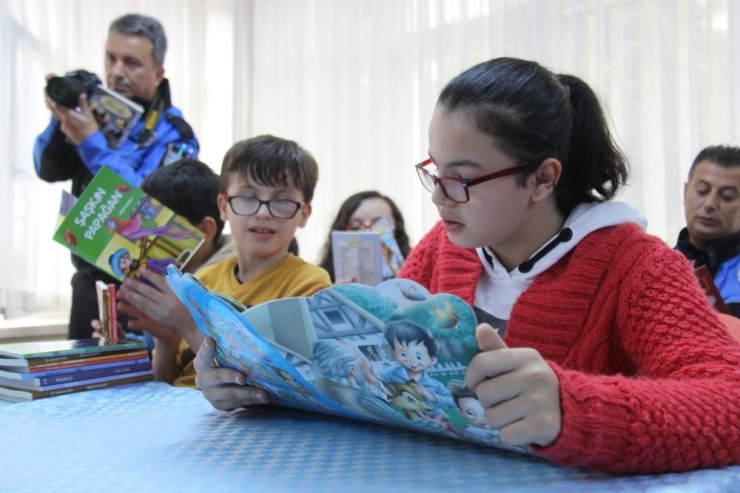 Polisler Ve İşitme Engelli Öğrenciler Birlikte Kitap Okudu