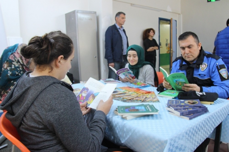 Polisler Ve İşitme Engelli Öğrenciler Birlikte Kitap Okudu