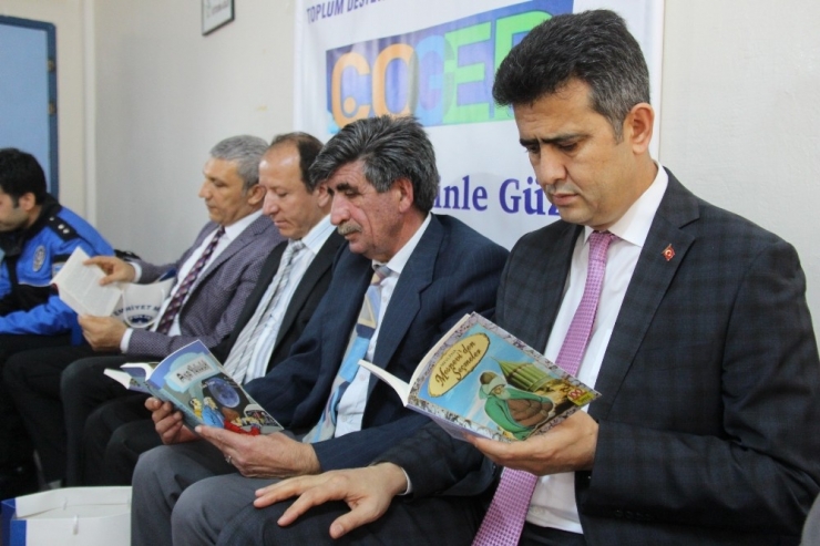 Polisler Ve İşitme Engelli Öğrenciler Birlikte Kitap Okudu