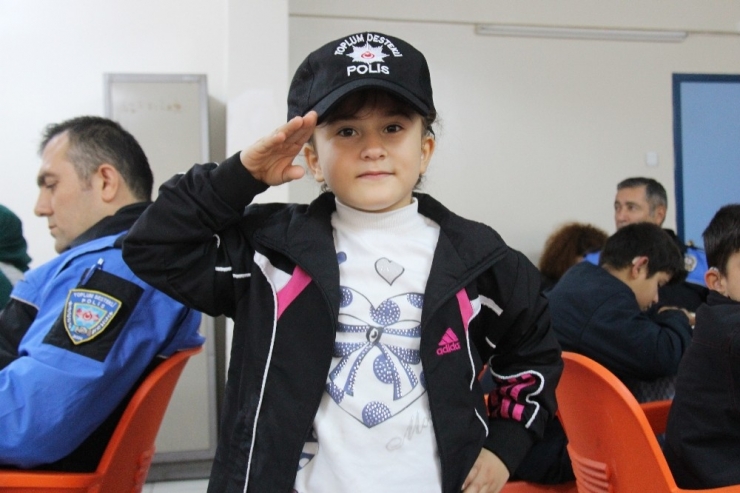 Polisler Ve İşitme Engelli Öğrenciler Birlikte Kitap Okudu