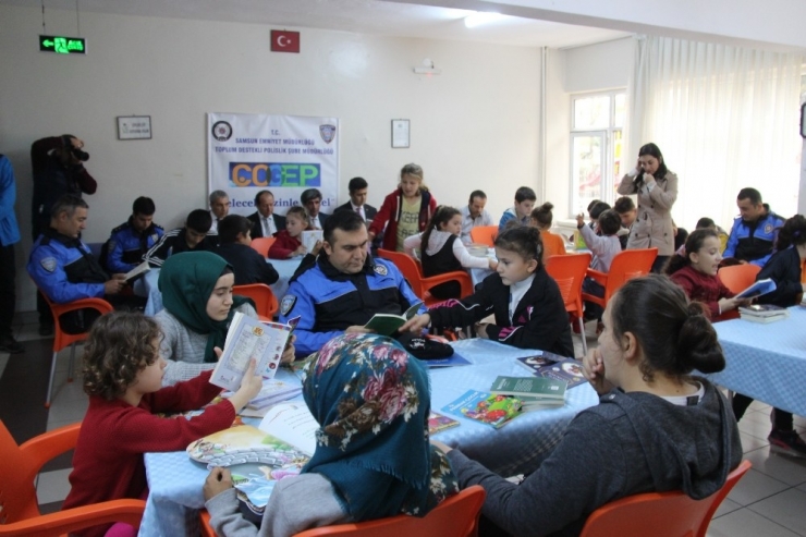 Polisler Ve İşitme Engelli Öğrenciler Birlikte Kitap Okudu
