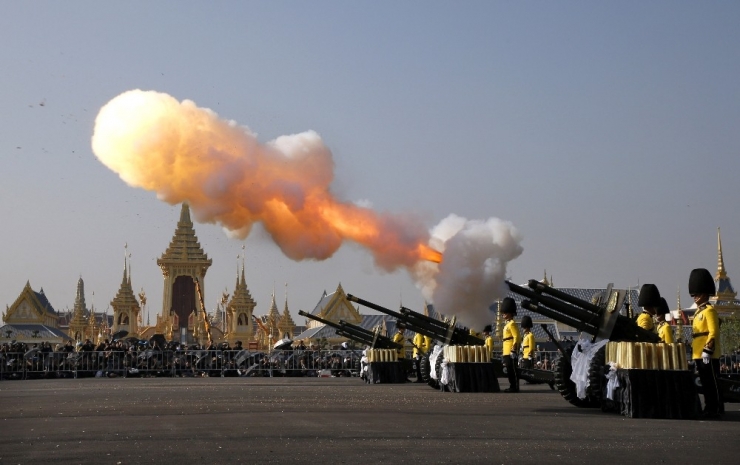 Tayland Eski Kralını Uğurluyor