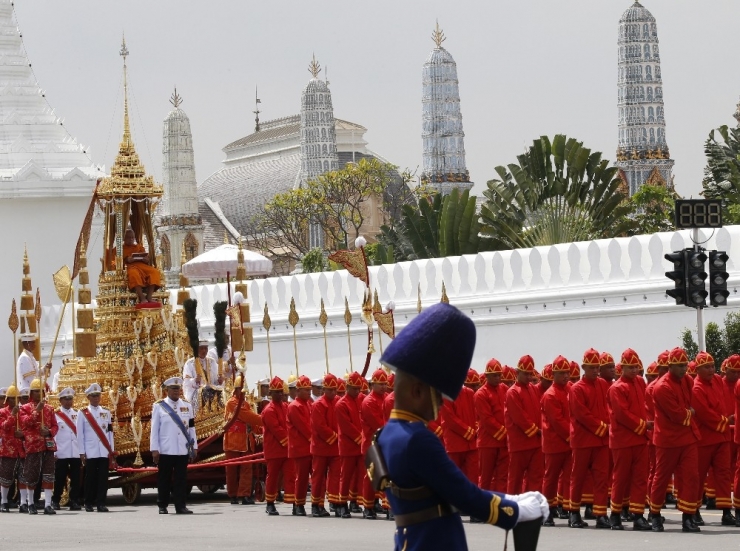 Tayland Eski Kralını Uğurluyor