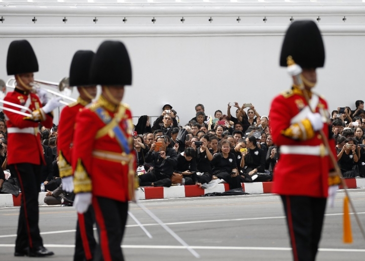 Tayland Eski Kralını Uğurluyor