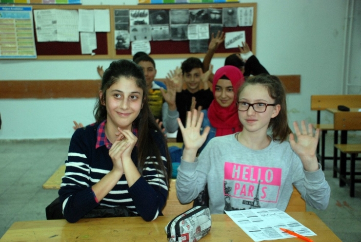 Nisanur İçin Öğretmenleri İşaret Dili Öğreniyor