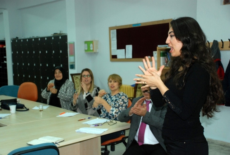 Nisanur İçin Öğretmenleri İşaret Dili Öğreniyor