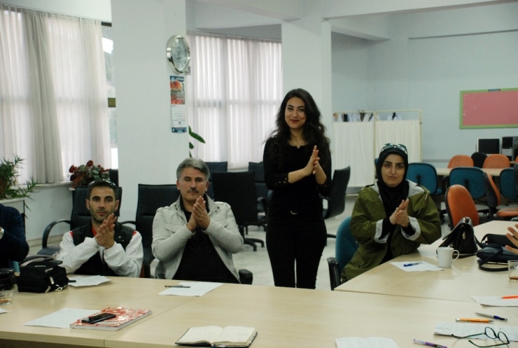 Nisanur İçin Öğretmenleri İşaret Dili Öğreniyor