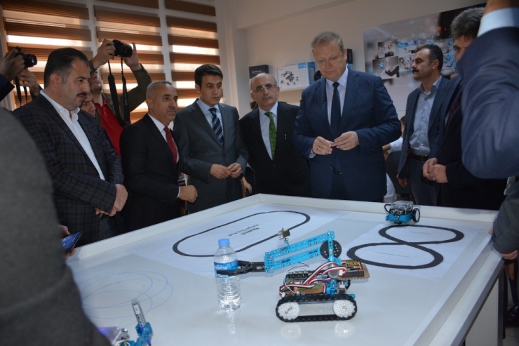 Arsin’de Robotik Kodlama Atölyesi Ve Zeka Oyunları Sınıfı Açıldı
