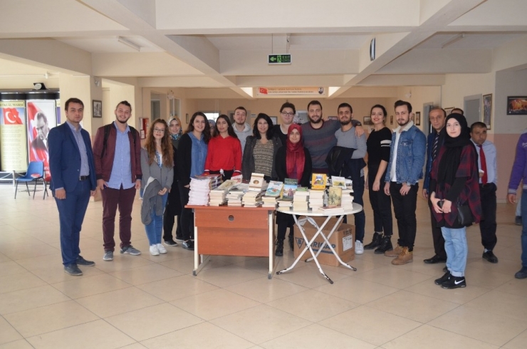 Kütüphanelerini Tiyatro Oyunu İle Kurdular