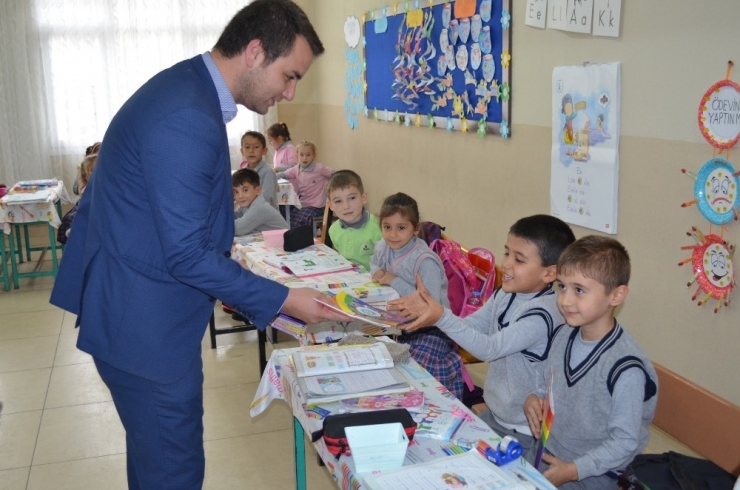 Kütüphanelerini Tiyatro Oyunu İle Kurdular