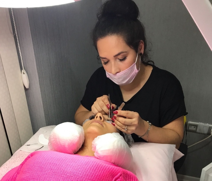 Kirpik Yaptırırken Gözlerinizden Olmayın