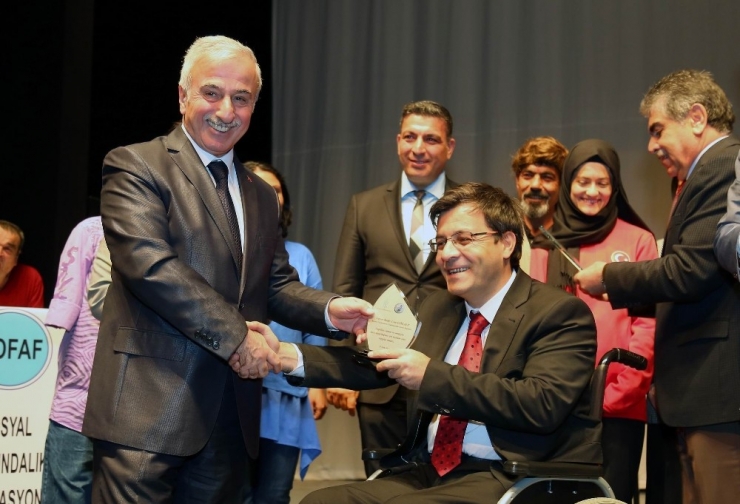 Vali Kamçı ’Bu İşte Bir Sakatlık Var’ Oyununu İzledi