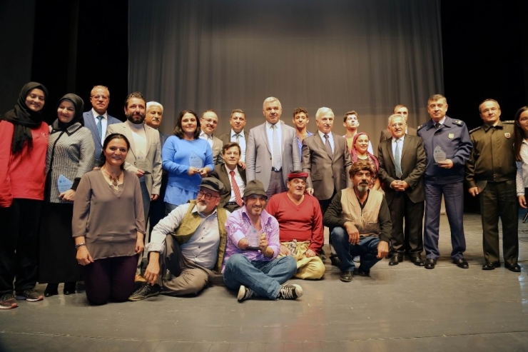 Vali Kamçı ’Bu İşte Bir Sakatlık Var’ Oyununu İzledi