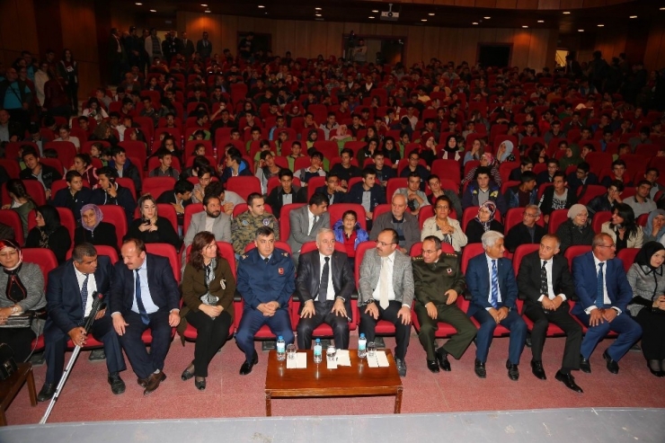 Vali Kamçı ’Bu İşte Bir Sakatlık Var’ Oyununu İzledi