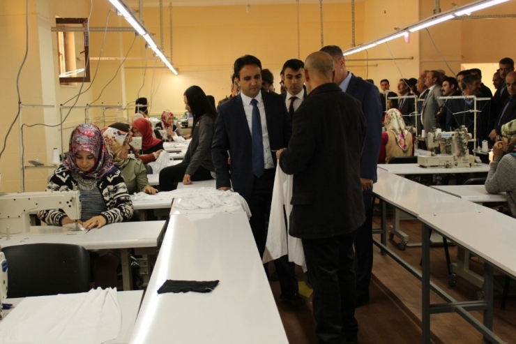 Çaldıran’da Tekstil Atölyesi Açıldı