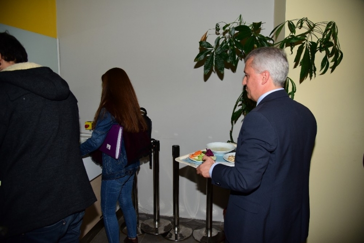 Rektör Gündoğan Yeni Yemekhanede Öğrencilerle Öğle Yemeğinde Bir Araya Geldi