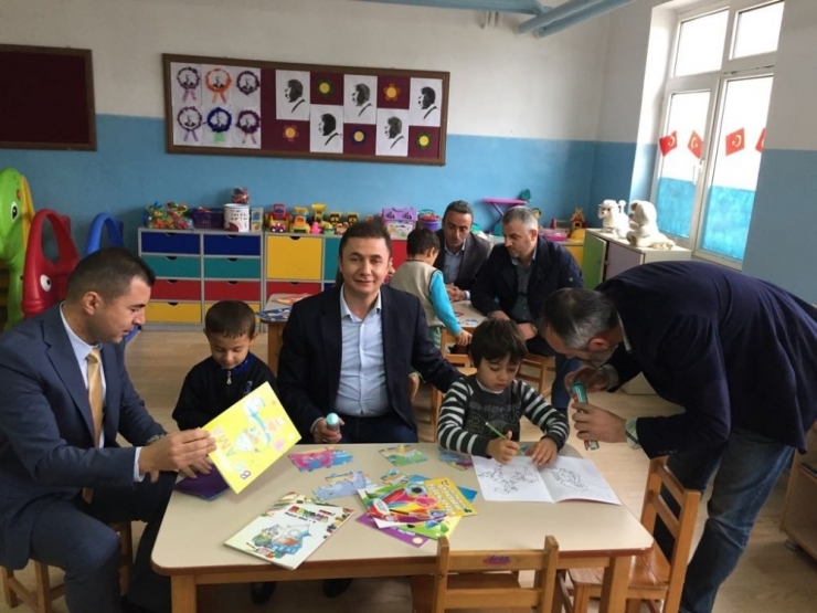 Ak Parti’den Okula Kitap Desteği