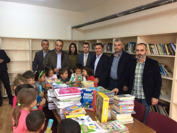 Ak Parti’den Okula Kitap Desteği