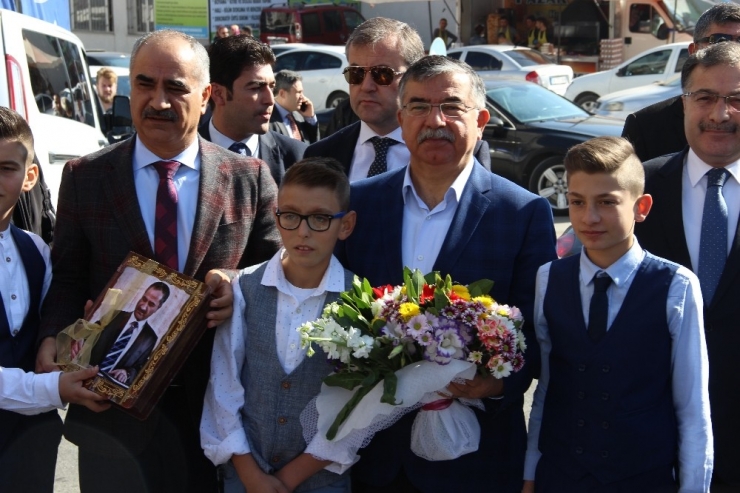 Bakan Yılmaz: "Bizi Eleştirme Hakkı Muhalefet Partilerin Hiçbirisinin Yok"