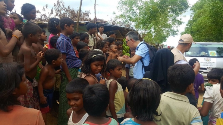Türk Kökenli Siyasetçi Rohingya Kamplarını İnceledi