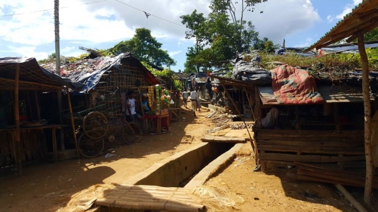 Türk Kökenli Siyasetçi Rohingya Kamplarını İnceledi