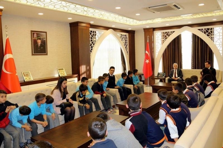 İstanbul Gezisinde Dönen Öğrencilerden Vali Toprak’a Ziyaret