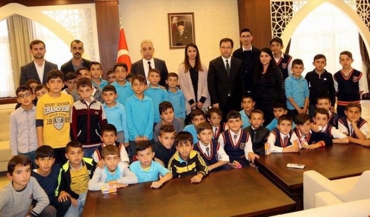 İstanbul Gezisinde Dönen Öğrencilerden Vali Toprak’a Ziyaret