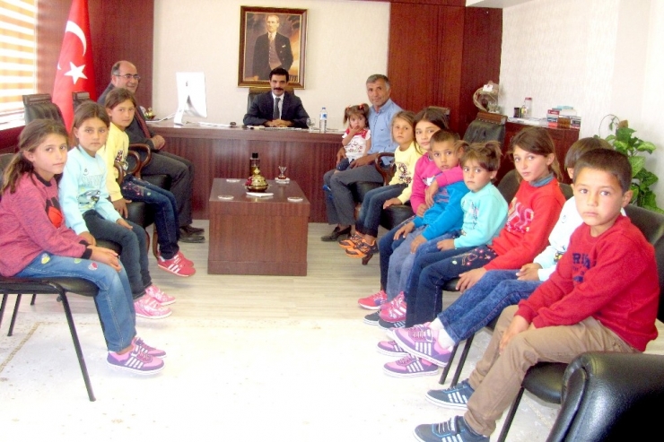 Kaymakam Bağlı Suriyeli Çocukların Yüzünü Güldürdü