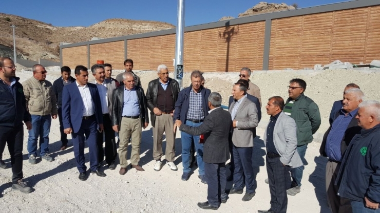 Başkan Akay, Pazarören Çiftçi Eğitim Merkezi Ve Besi Çiftliği İnşaatında İncelemelerde Bulundu