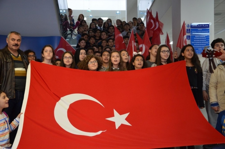 Yüzügüllü Çocukların Kalbinde Yer Edindi