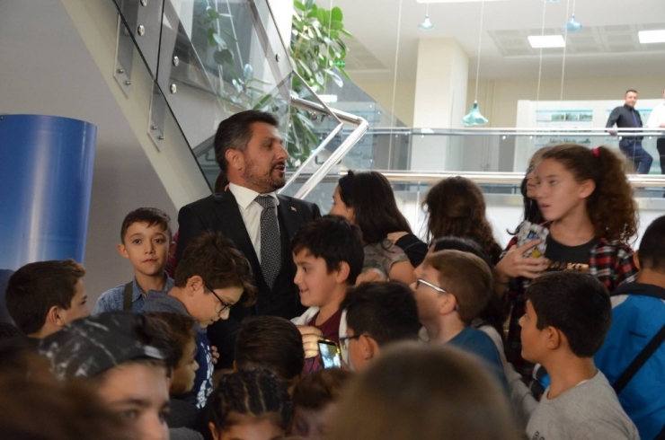 Yüzügüllü Çocukların Kalbinde Yer Edindi