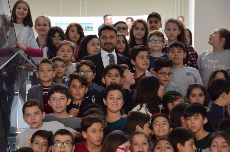 Yüzügüllü Çocukların Kalbinde Yer Edindi