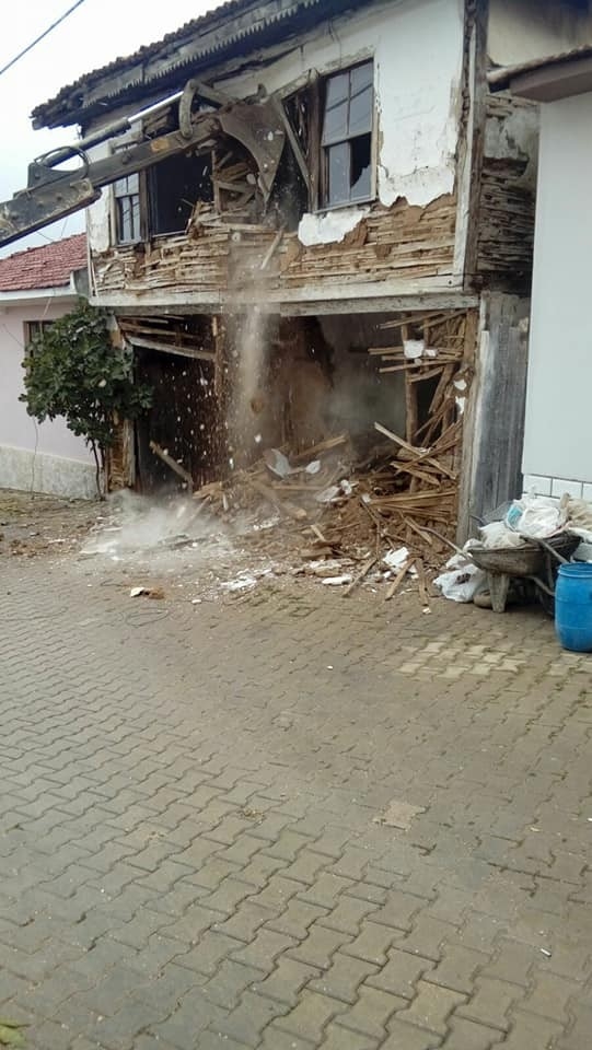 Pazaryeri’nde Tehlike Arz Eden Binalar Yıkılıyor
